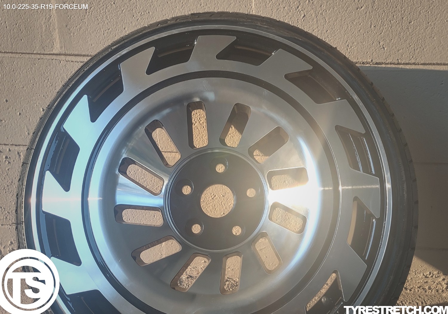 An example of tyre stretch: 225/35 R19 on 10.0J – FORCEUM