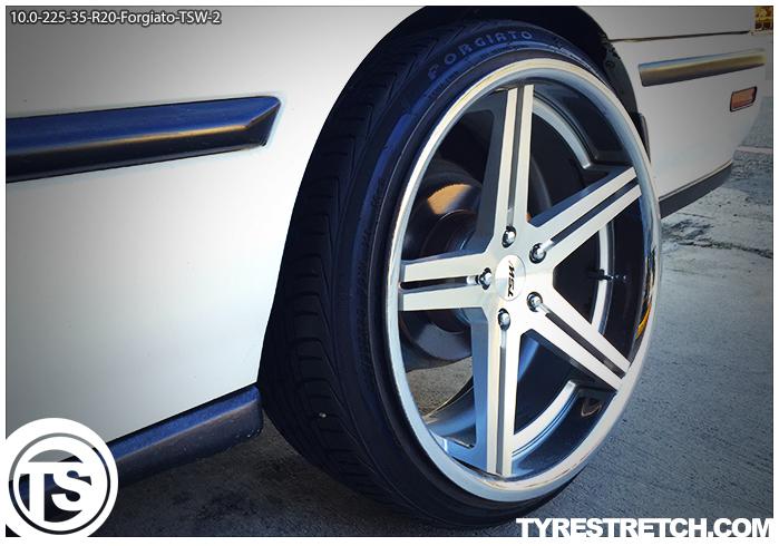 An example of tyre stretch: 225/35 R20 on 10.0J – FORGIATO (TSW)