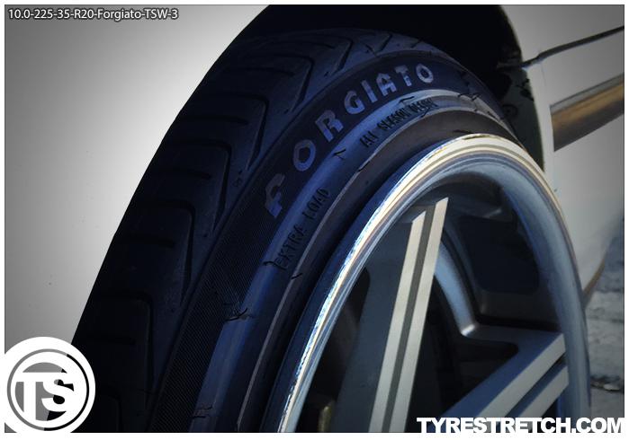An example of tyre stretch: 225/35 R20 on 10.0J – FORGIATO (TSW)
