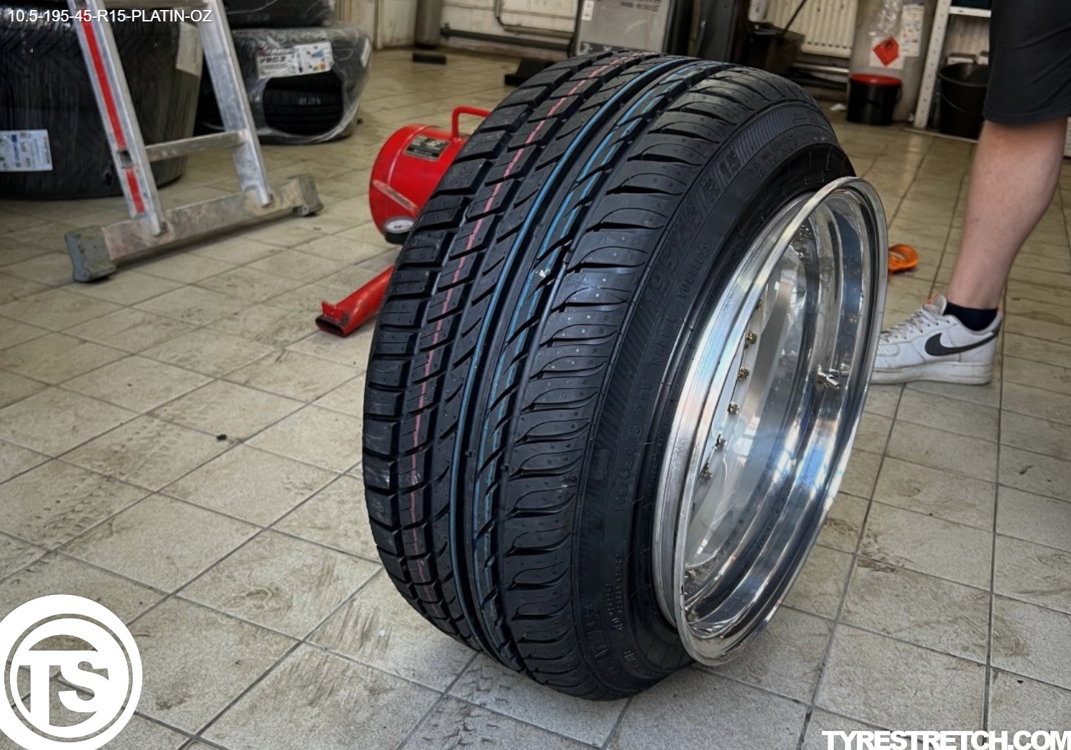 An example of tyre stretch: 195/45 R15 on 10.5J – PLATIN (OZ)