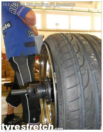 An example of tyre stretch: 245/30 R19 on 10.5J – DUNLOP