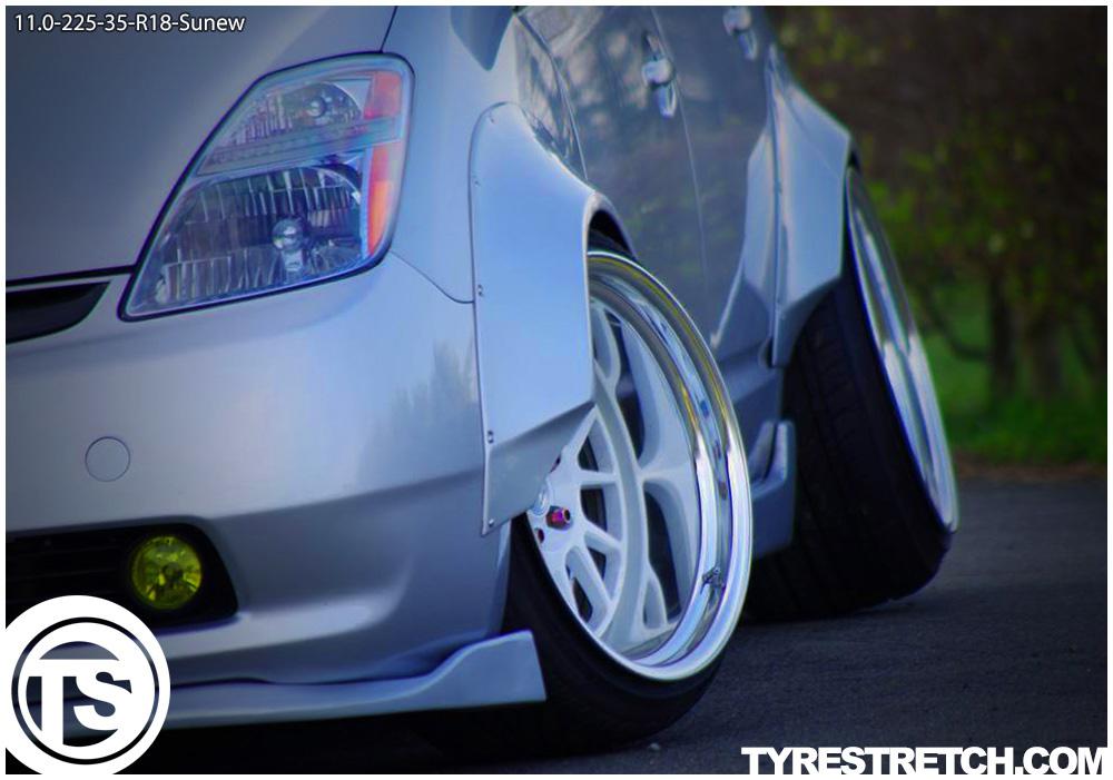 An example of tyre stretch: 225/35 R18 on 11.0J – SUNEW