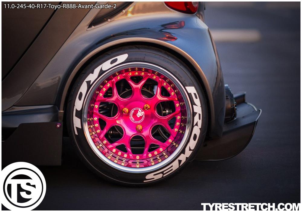 An example of tyre stretch: 245/40 R17 on 11.0J – TOYO (AVANT GARDE)