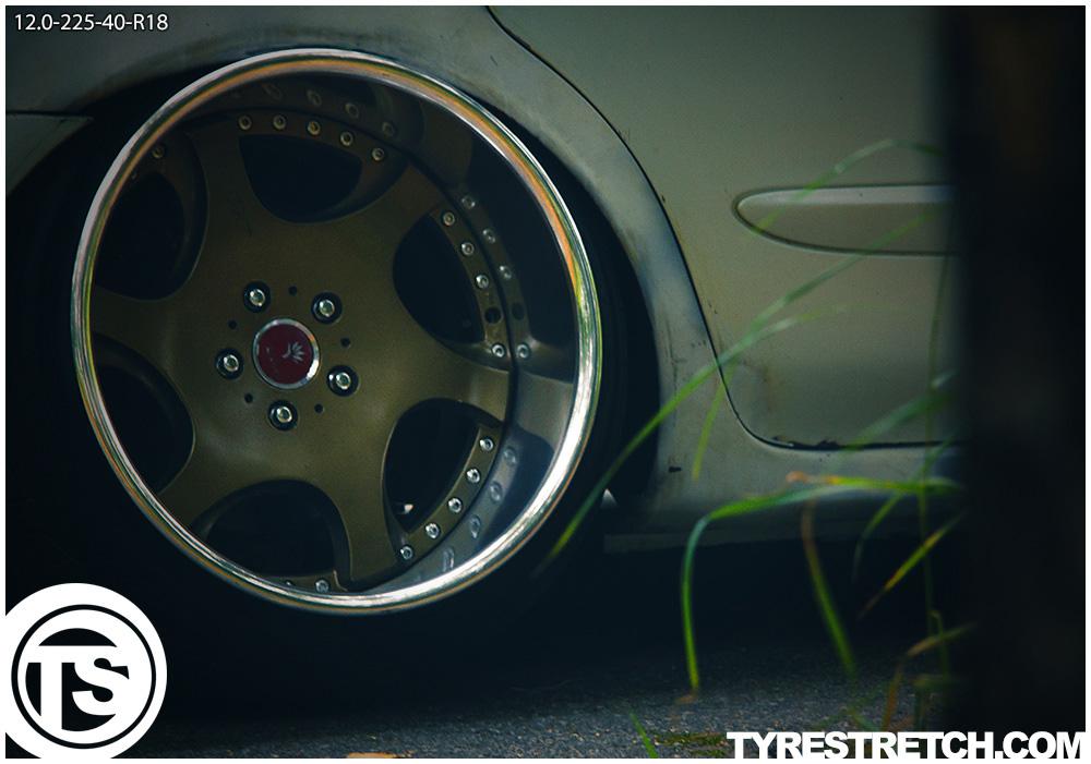 An example of tyre stretch: 225/40 R18 on 12.0J