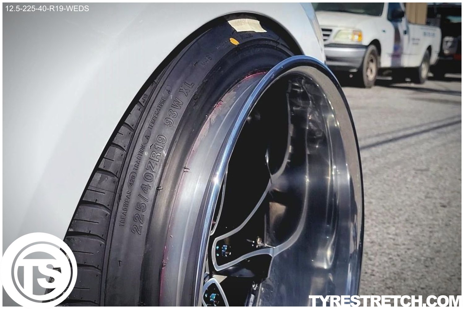 An example of tyre stretch: 225/40 R19 on 12.5J (WEDS)