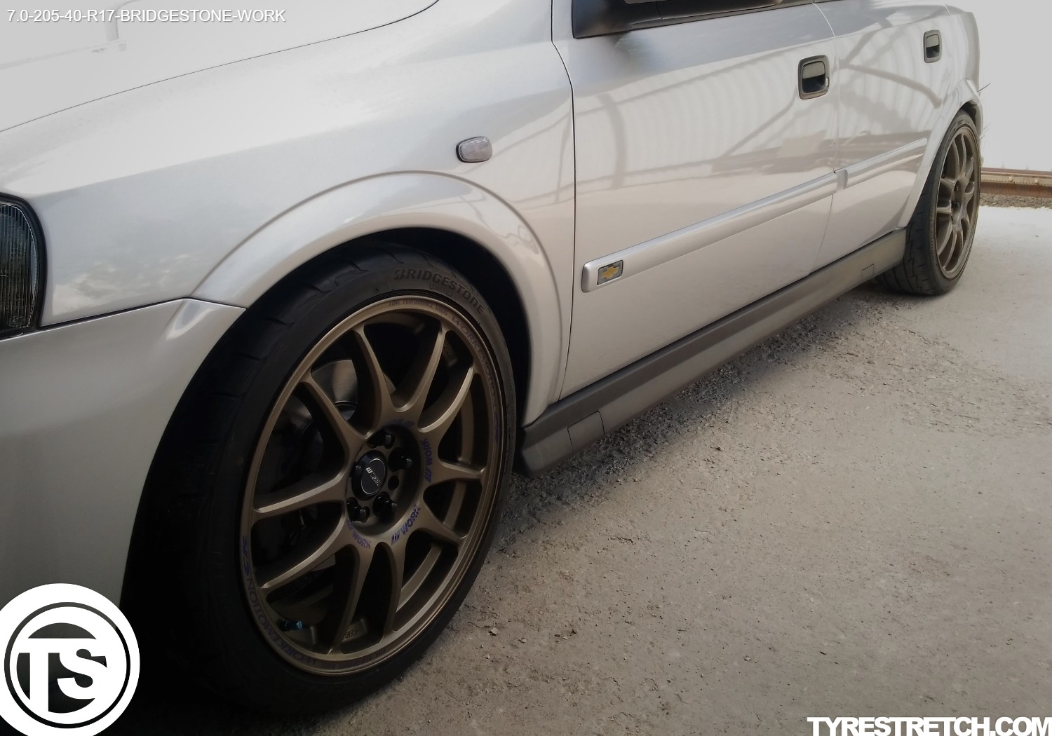 An example of tyre stretch: 205/40 R17 on 7.0J – BRIDGESTONE (WORK)