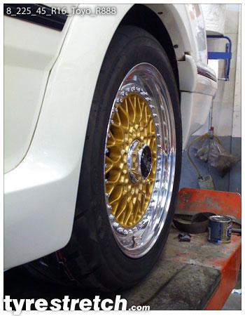 An example of tyre stretch: 225/45 R16 on 8.0J – TOYO