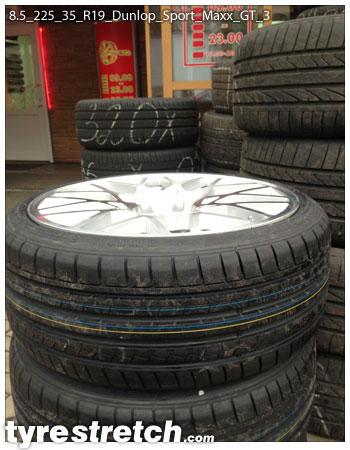 An example of tyre stretch: 225/35 R19 on 8.5J – DUNLOP