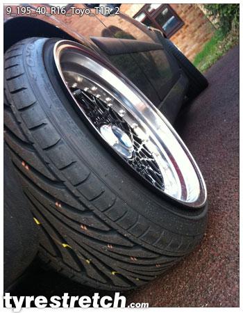 An example of tyre stretch: 195/40 R16 on 9.0J – TOYO