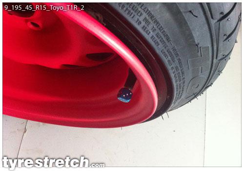 An example of tyre stretch: 195/45 R15 on 9.0J – TOYO