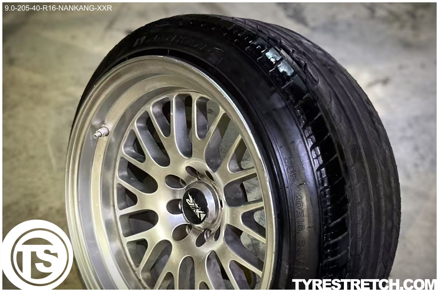 An example of tyre stretch: 205/40 R16 on 9.0J – NANKANG (XXR)