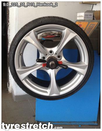 An example of tyre stretch: 225/35 R19 on 9.0J – HANKOOK