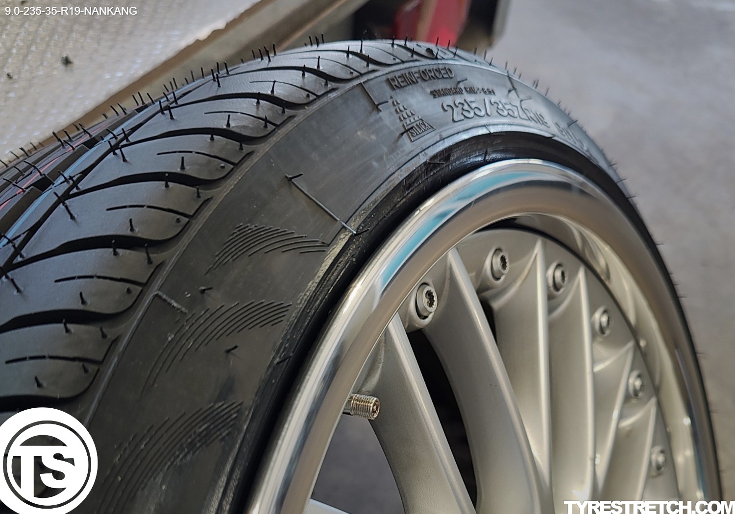 An example of tyre stretch: 235/35 R19 on 9.0J – NANKANG