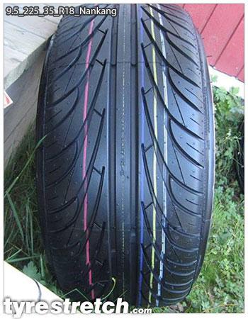 An example of tyre stretch: 225/35 R19 on 9.5J – NANKANG