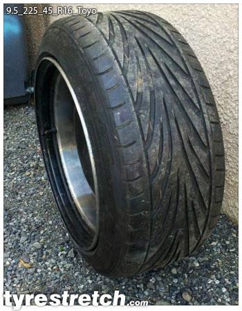 An example of tyre stretch: 225/45 R16 on 9.5J – TOYO