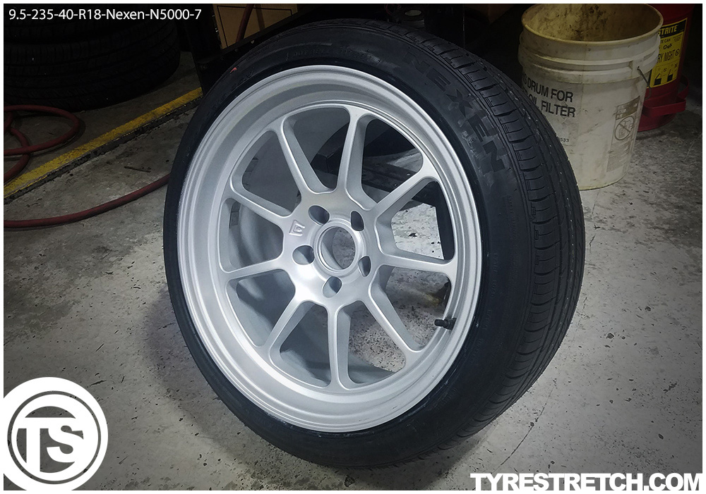 An example of tyre stretch: 235/40 R18 on 9.5J – NEXEN