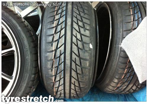 An example of tyre stretch: 205/40 R17 on 9.75J – NANKANG